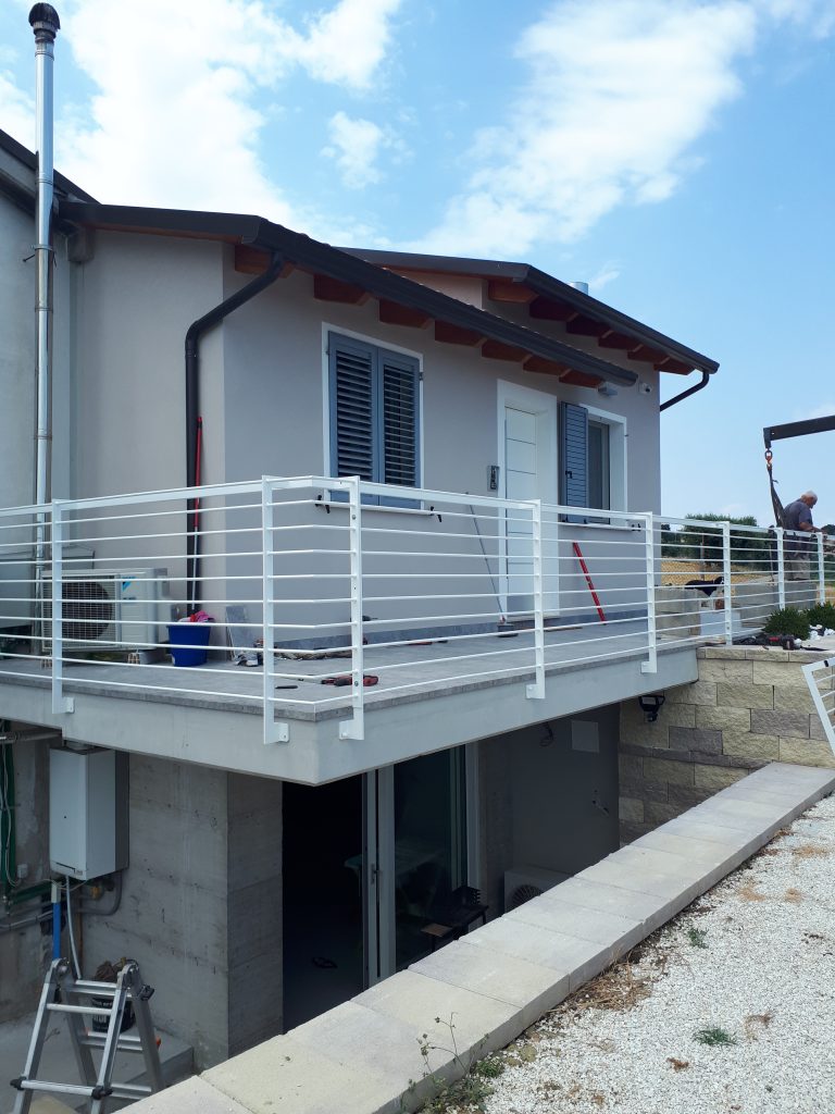 Ringhiera Balcone in Acciaio zincato e verniciato a Polvere - Villetta presso Civitanova Marche